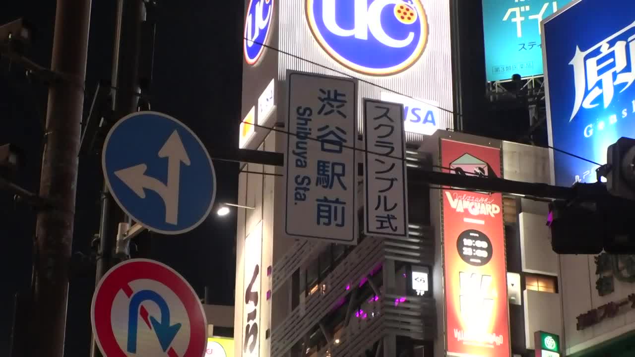 爱鸡的白白丰满美女穿吊带红睡衣啪啪C