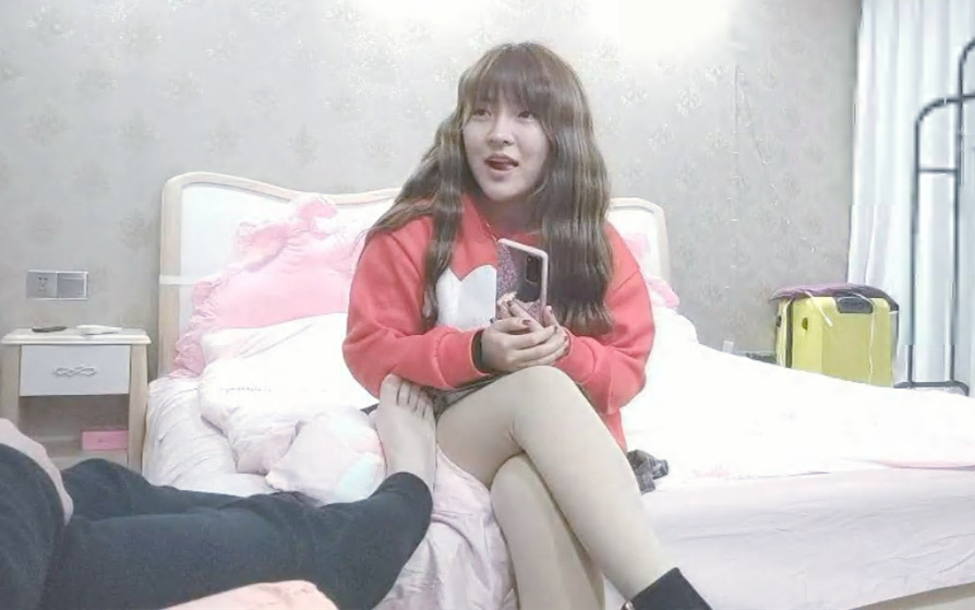 JK黑丝漂亮嫩妹来相伴C罩杯美乳温柔配合共度良宵一刻