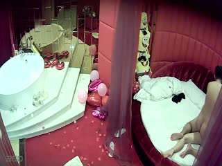 情趣酒店水滴监控TP貌似刚开完趴的胖哥真会玩让女友穿着学生制服骑在上面啪啪