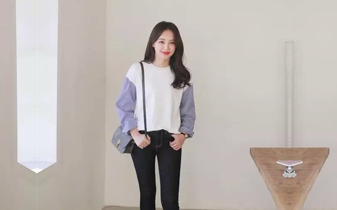 单男约操小夫妻3P过来先吃点东西再开操透视装双屌一起舔前后夹击爆操