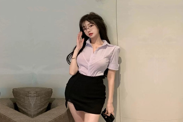 极品美女胸大屁股翘本来要走了拉起来又干一炮