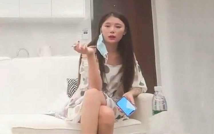 网约花臂纹身外围美女小骚货没穿内衣扒掉裙子摸穴