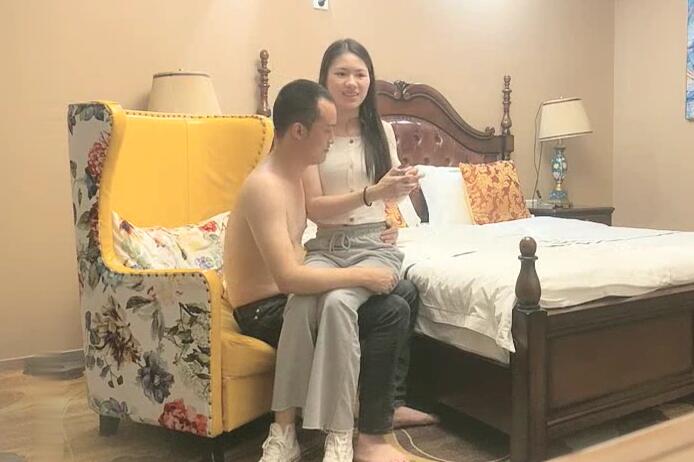 新晋黄金档探花组合神探老金约操173CM长腿嫩模胯下跪舔很有冲击感女上骑乘很会扭动