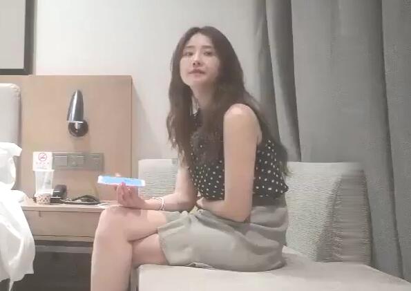 脱掉内裤手指摸穴调情双腿夹腰抽插站立后入美女爽了呻吟娇喘好听