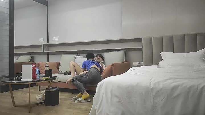 KU【我有一台拖拉机】2000约腼腆小姐姐，这颜值怎么忽高忽低的，翘臀圆润，小伙暴力插逼，陶醉其中爽了