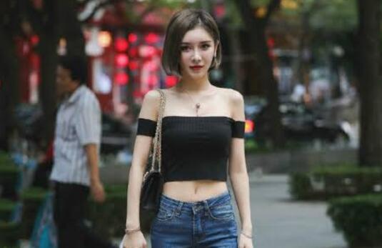 附近人聊了个嫩妹见面后等不及了直接在车里干起来