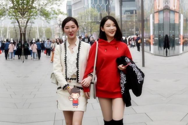 约两个骚女喝多了床上睡衣扒开被子掰穴插入抽送再换另一个骚女吸屌正入爆操