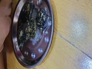 媳妇说饿了，给她喂食