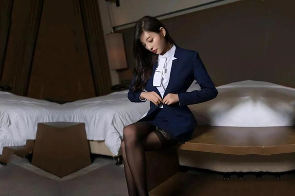 大宝约战极品眼镜御姐兔女郎装扮黑丝高跟鞋