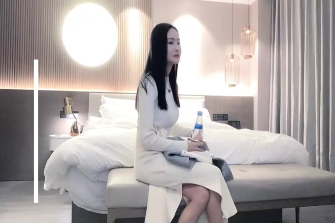 guochan白色长裙漂亮妹子啪啪，舌吻调情情趣透视装上位骑坐大力猛操