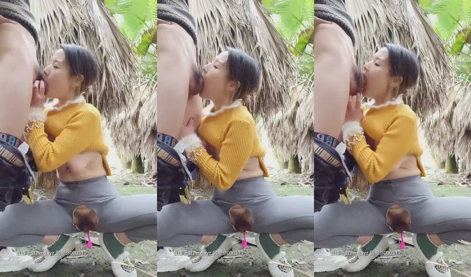 四川风骚美熟女跟老公下午到果园溜达，四下无人开始啪啪，开档跳蛋口交后入，淫荡又刺激骚叫充斥了整个果园