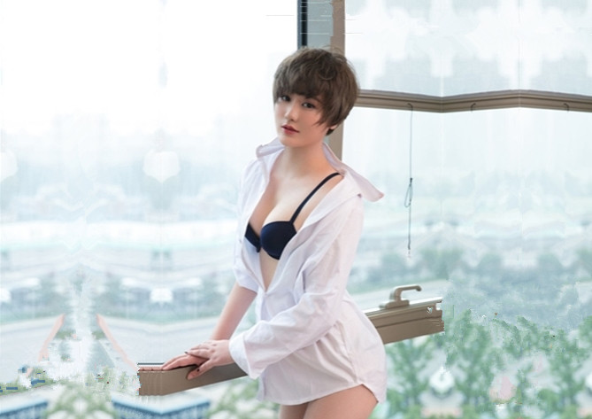 短发离异人妻家中被情人玩着手机裸体躺平你随便玩一会儿性欲大起干得激情