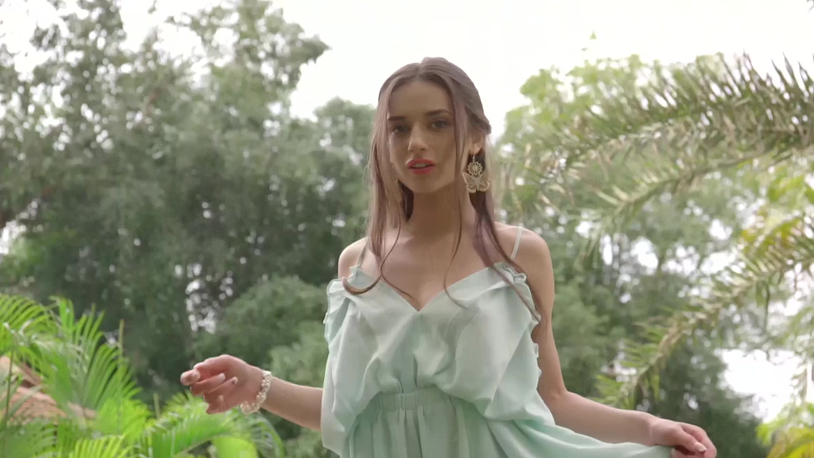 诱惑美体写真720P高清乌克兰X仙女火热红唇性感曼妙身姿勾人的眼神无毛私处