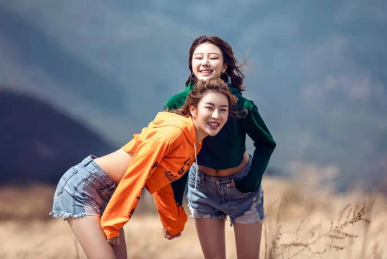 520激情夜4P两根屌轮流舔69姿势舔逼大屌操的受不了带上脚铐SM