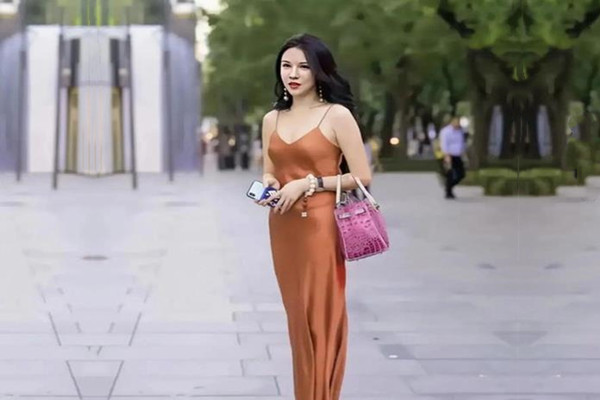 酒吧搭讪小姐姐带回家中啪啪做爱