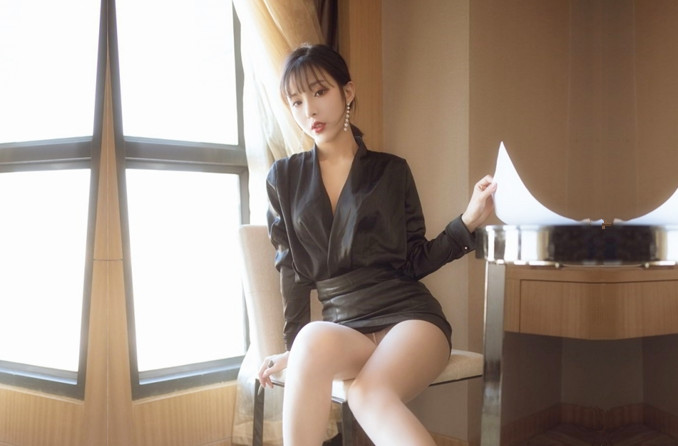 带上套子就开搞压在身下爆草抽插享受骚逼的上位浪荡呻吟小哥受不了直接射了