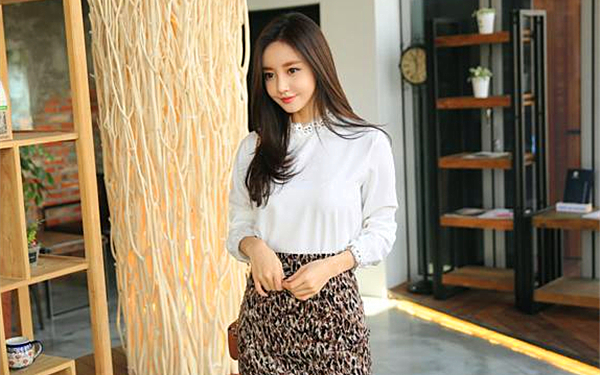 无敌蜜桃美臀大屌爆操翘起屁股自己掰开等待插入大肥臀往下猛砸