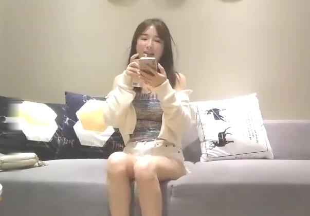 特别能聊齐逼短裤大奶妹坐在身上手伸进内裤口交调情沙发上操一会转战到床上骑乘猛操