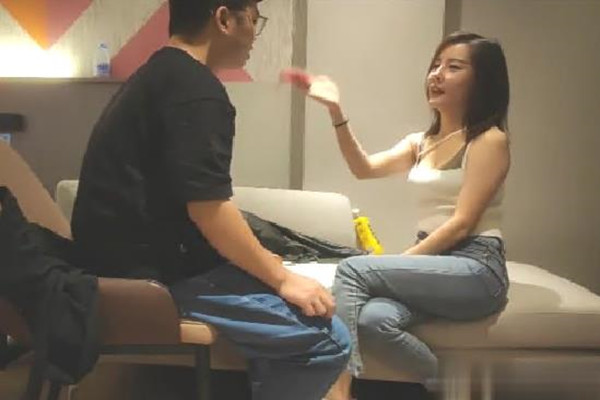 加钱哥玲珑有致小骚货直播间人气爆棚