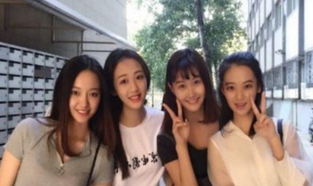 我的高中女同学们4女1男淫乱群P男主被轮番上阵蹂躏争先恐后的求插到自己的小穴里软了就吹硬不给喘息时间