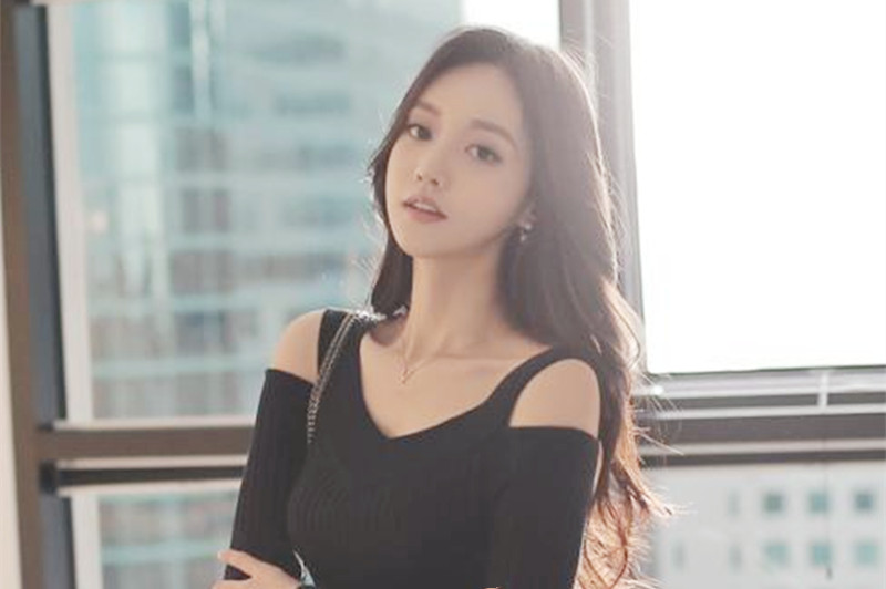 酒店约操身材不错的黑衣外围女衣服没脱就开操没干射不太满意