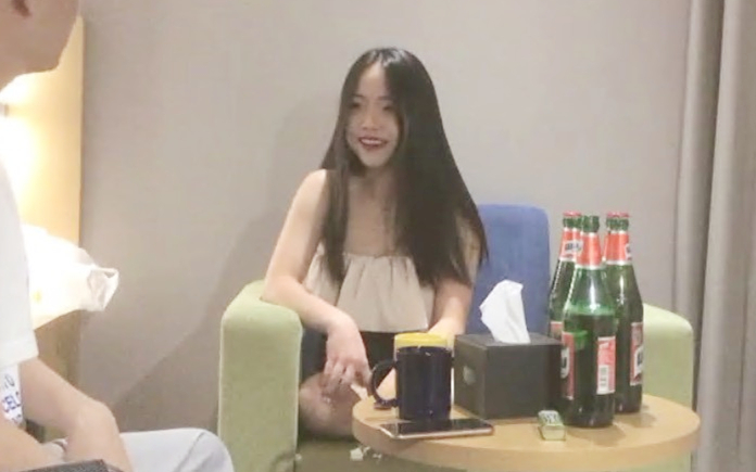 白嫖良家妹子笑起来甜美喝酒聊聊天再开操张开双腿插入扶着屁股后入撞击