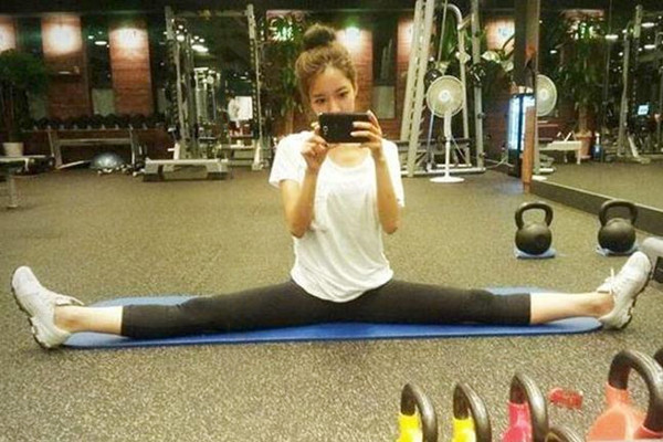 今晚新人骚逼遭遇抠穴狂魔暴插之下娇喘不止爽了