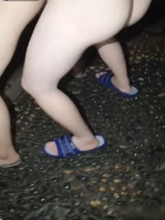 实力男主播逍遥龙哥和朋友半夜驱车到郊外公园和白虎妹子户