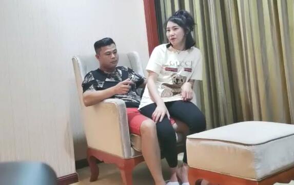 赵公子全国探花约了个大奶熟女啪啪沙发调情扣逼再到床上猛操呻吟娇喘非常诱人