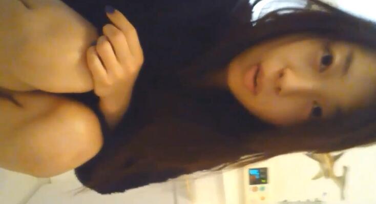 正妹自拍放尿过程 连大姨妈都一起出现了\