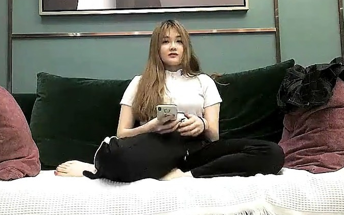 美乳大长腿白皙皮肤隔着内裤手指轻轻摩擦让妹子大黑牛自慰后入撞击多毛肥穴