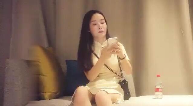 身材标致美女被排骨哥扒掉内裤玩逼舔奶,女上位骑乘后人