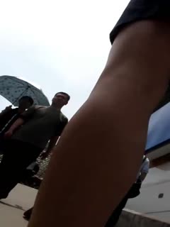 街头偷拍到一个洋妞，居然没有穿内裤