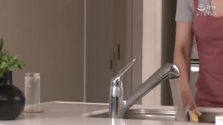 激情熱吻與追擊抽插被兒子中出 里崎愛佳 FERA-115