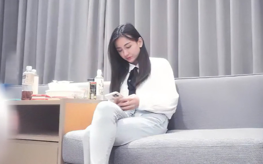 极品高颜值衬衣牛仔裤妹子沙发上摸逼调情抬腿抽插再到床搞