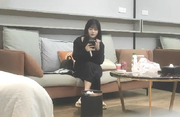 18岁反差婊闺蜜视觉盛宴帝王视角新搭档操逼猛哥肉感小妞骑坐后入爆操汗流浃背