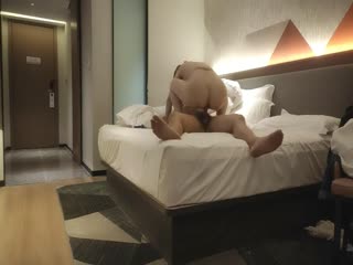 guochan探花加钱哥深夜约炮风韵犹存的发廊老板娘沙发干到床上