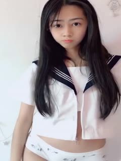 清纯高中生下课后露出嫩嫩的咪咪