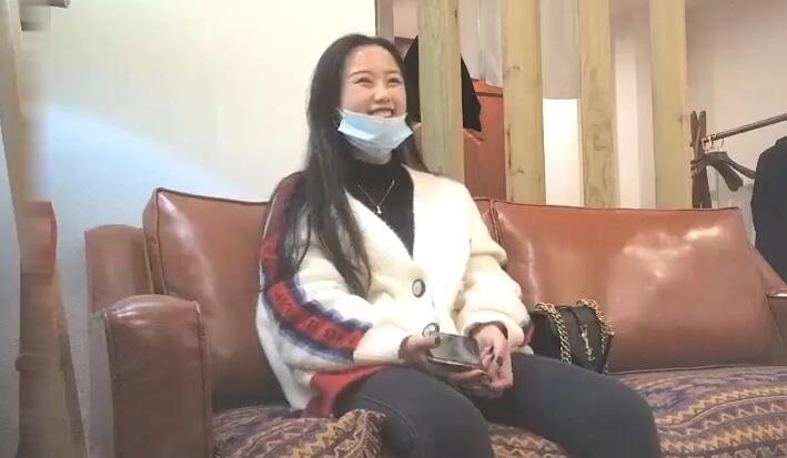 约了两个嫩妹留一个长相甜美深喉口交抬腿抹润滑油侧入大力抽插猛操