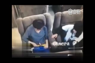 保全发现网咖有异状!原来是学生妹公然帮男友吹屌!