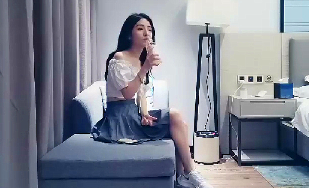 性感短裙美女酒店服务抱起来快速抽插后又趴在翘臀上狠狠后入连操2次激烈壮观