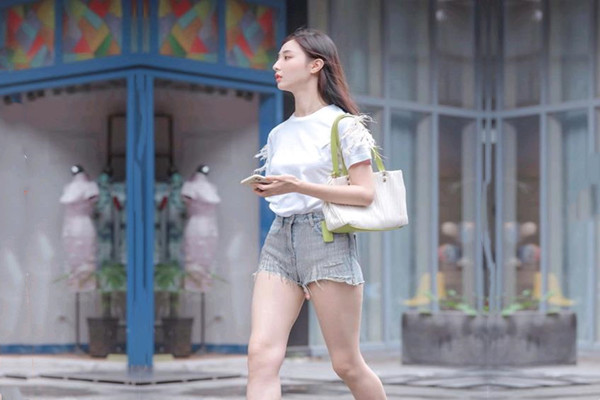 操按摩女技师骑身上撩裙子磨穴拨开内裤一下插入怼着屁股猛顶