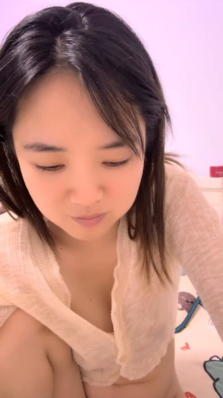 安徽良家少妇【海棠月色】腼腆闷骚大爆发！巨乳黑丝家中自慰实录，偷拍视角爽到失禁