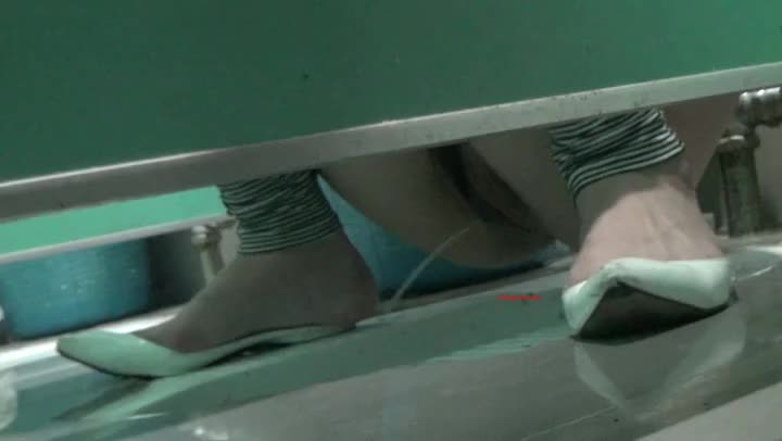 商城女厕全景偷拍BB超干净粉嫩的丸子头美女