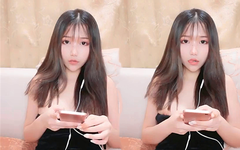 颜值不错萌妹子道具自慰秀沙发上张开双腿跳蛋震动逼逼非常诱人很是诱惑