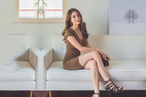 锦鲤女孩幻身爆乳女仆多姿势爆操