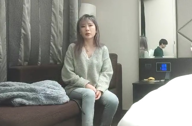 再约牛仔裤美妞超近视角深喉扣穴很敏感没搞几下就高潮后入撞击屁股啪啪声