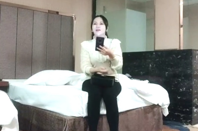 韵味十足骚女乳交舔屌服务周到