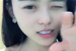 长发妹子漏奶漏逼诱惑 床上自摸掰开逼逼毛毛非常浓密看着非常诱人