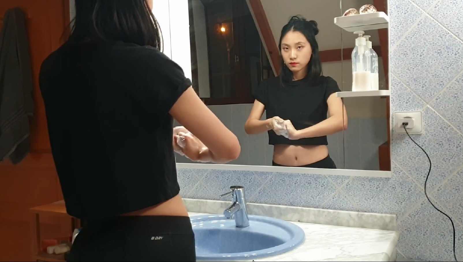 最淫荡留学生『刘玥』五月新作疫情当前和小骚玥一起做最干净色情事最安全的性交方法